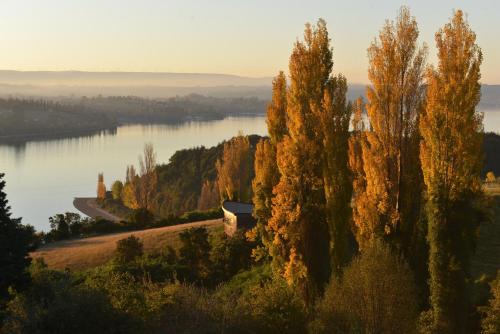 a house on a hill next to a lake at OCIO Territorial Hotel in Castro