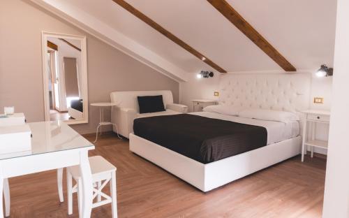 レッジョ・ディ・カラブリアにあるFata34 Luxury B&Bの白いベッドルーム(ベッド1台、デスク付)