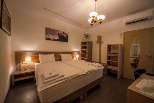 OH Apartments & Rooms tesisinde bir odada yatak veya yataklar