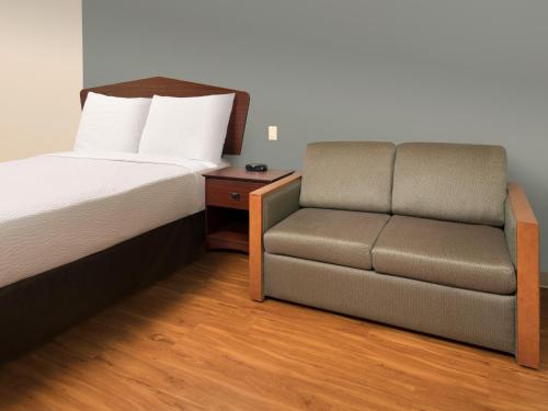 Χώρος καθιστικού στο WoodSpring Suites Topeka