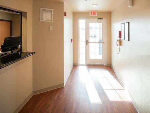 Μια τηλεόραση ή/και κέντρο ψυχαγωγίας στο WoodSpring Suites Topeka