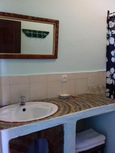 a bathroom with a sink and a mirror at Caiat Lounge Refuge in Taghzoute