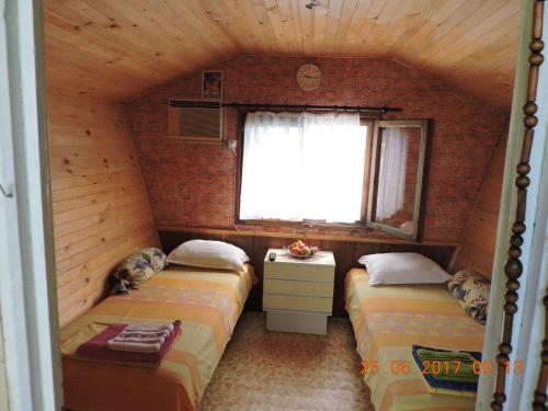 מיטה או מיטות בחדר ב-Vila Chasovnikarov