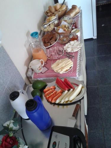 - une table avec un plateau de nourriture et une assiette de nourriture dans l'établissement Casa Fiorelli, à Cunha