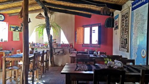 En restaurant eller et spisested på El Sol Hostel de Humahuaca