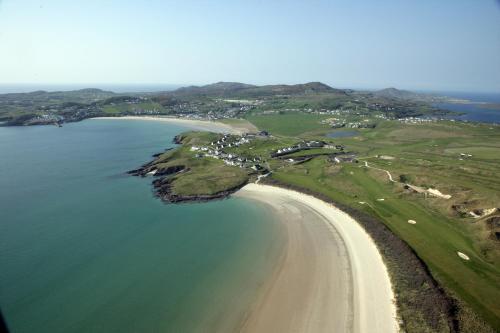 
Een luchtfoto van Downings Coastguard Cottages - Type B-E
