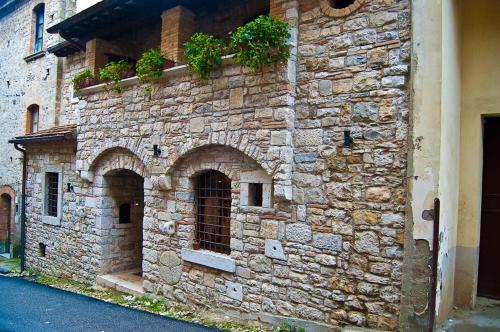 un edificio de piedra con plantas a su lado en Bed And Breakfast Pa' Carrera, en Fragneto Monforte