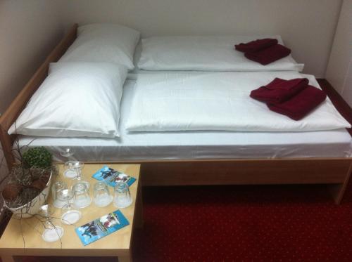 Cama o camas de una habitación en Hotel Krušnohorský Dvůr