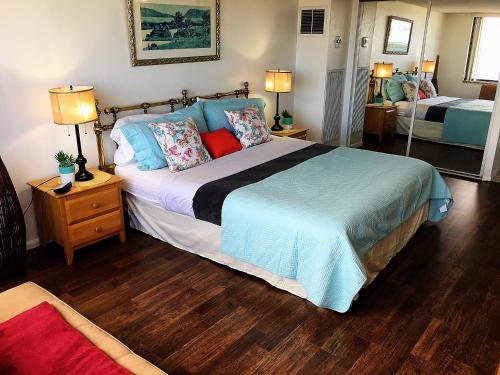Tempat tidur dalam kamar di Hawaiian Monarch Penthouse 401 by Hawaii Ocean Club