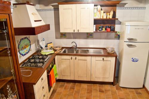 a small kitchen with a sink and a refrigerator at Bed And Breakfast Pa' Carrera in Fragneto Monforte