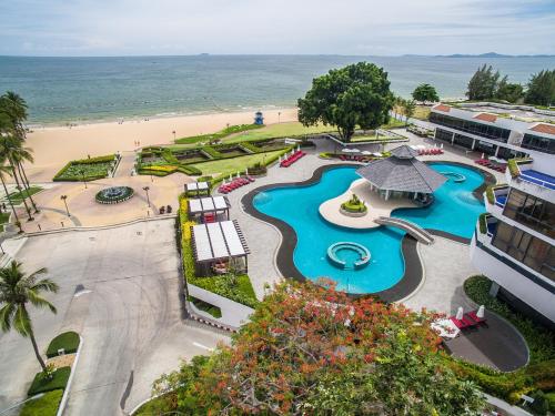 中天的住宿－Ambassador City Jomtien Ocean Wing - SHA Plus，海滩旁水上公园的空中景致