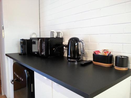 Utensilios para hacer té y café en Kurri Motor Inn