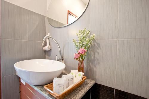 een badkamer met een witte wastafel en een spiegel bij Ardea Resort Pool Villa in Amphawa