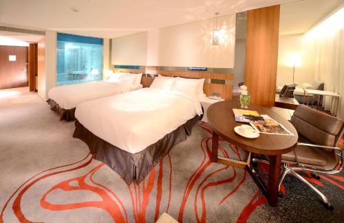 Habitación de hotel con 2 camas y escritorio en FleurLis Hotel en Hsinchu City