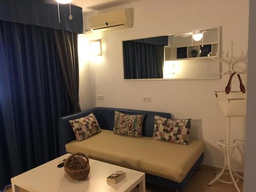 een woonkamer met een bank en een tafel bij Benal Beach Apartment in Benalmádena