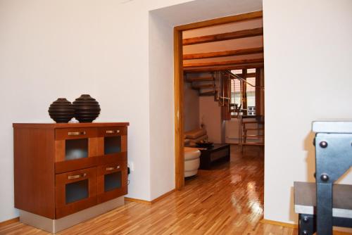 una camera con cassettiera in legno e bagno di Contessa Central Apartment a Cluj-Napoca
