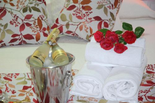 a table with two towels and a bottle of champagne at Cazorla Rural in Quesada