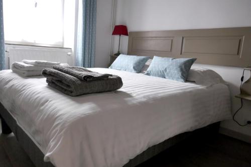 En eller flere senge i et værelse på Domaine d'Adon