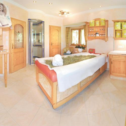 a large bedroom with a large bed in a room at Hotel Neue Post in Hippach