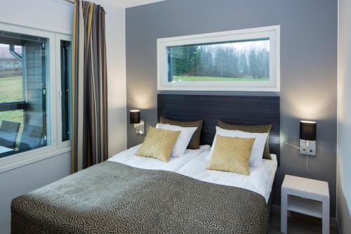 a bedroom with a large bed with a window at Holiday Club Himos Superior Apartments in Jämsä