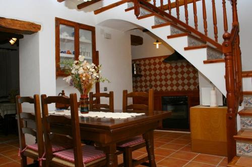 - une table à manger avec un vase de fleurs dans l'établissement Casa La Vileta - Turistrat, à Albocácer