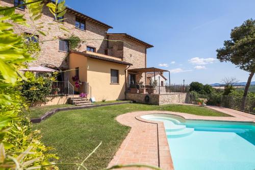 ein Haus mit einem Pool vor einem Haus in der Unterkunft Umbria Country Shelter in Compignano