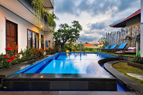 Bazén v ubytování Bali Full Moon Guest House nebo v jeho okolí