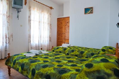 Postel nebo postele na pokoji v ubytování Camelia studios Skiathos Town
