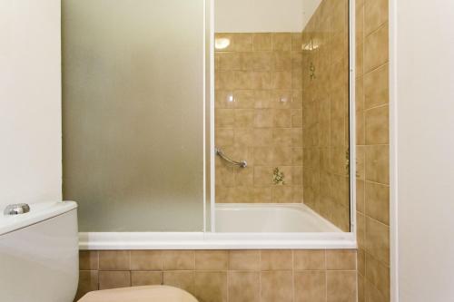 マンドリュー・ラ・ナプールにあるRana's flatのバスルーム(シャワー、バスタブ、トイレ付)