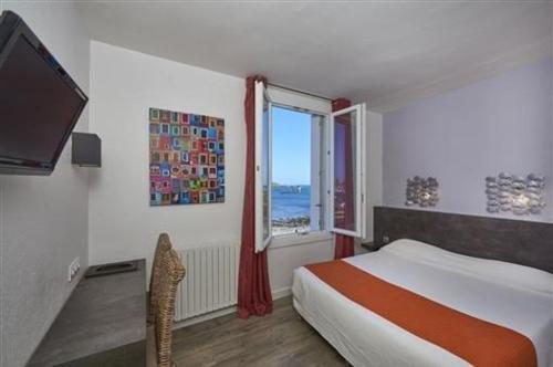 Postel nebo postele na pokoji v ubytování Logis Hotel Bellevue