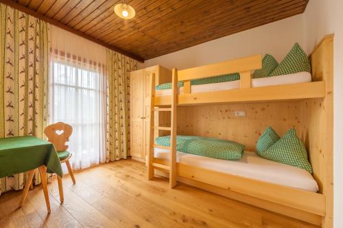 Poschodová posteľ alebo postele v izbe v ubytovaní Berggasthaus Agritur Moserhof