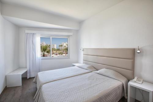 Tempat tidur dalam kamar di Papantonia Hotel