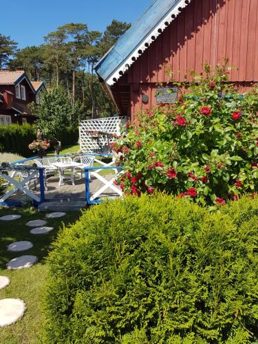 a picnic table and flowers next to a building at VilaRita in Nida