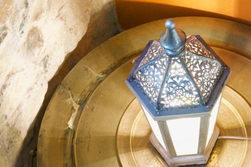 a blue and white lamp sitting on top of a staircase at Maison Basta in Orthevielle