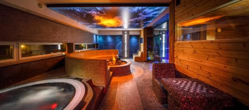 納爾瓦約埃蘇的住宿－摩瑞索溫泉&酒店，一间房间,配有浴缸和火车椅