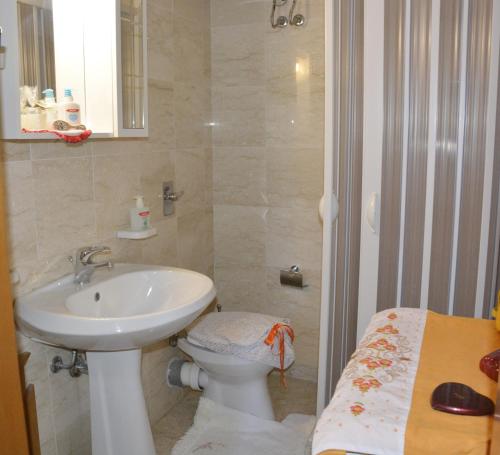 クストナーチにあるLa casa tra mare e collinaの白いバスルーム(洗面台、トイレ付)