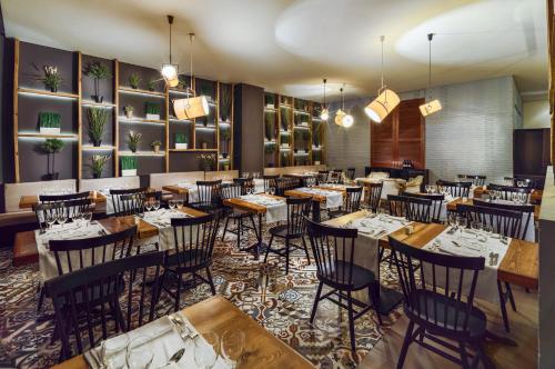 a dining room filled with tables and chairs at H10 Rubicón Horizons Collection in Playa Blanca