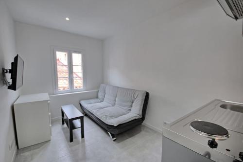 301-Studio au calme entierement renove