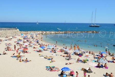 Une grande foule de gens sur une plage dans l'établissement 301-Studio au calme entierement renove, à Antibes