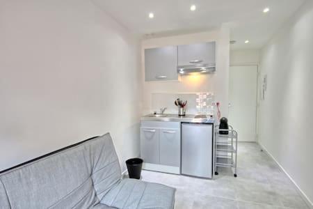 - une cuisine avec un canapé et un évier dans la chambre dans l'établissement 301-Studio au calme entierement renove, à Antibes
