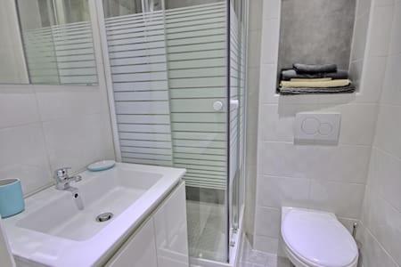 une salle de bain blanche avec des toilettes et un lavabo dans l'établissement 301-Studio au calme entierement renove, à Antibes
