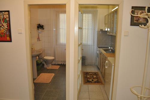 Baño pequeño con aseo y lavamanos en Apartment Josef, en Praga