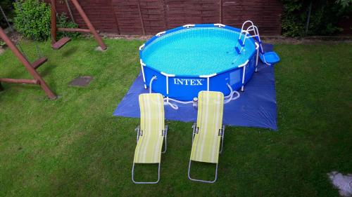 an overhead view of an inflatable pool in a yard at Pokoje Gościnne Alicja in Wisła