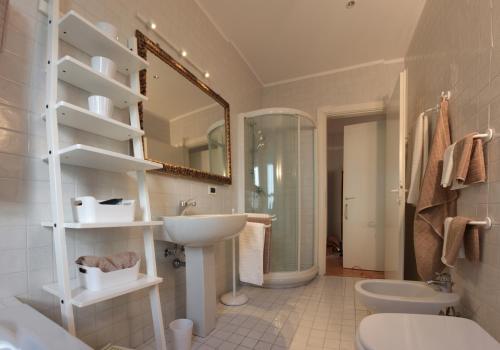 ミラノにあるLuminous stylish quiet 150m2, Tre Torriのバスルーム(洗面台、トイレ、鏡付)