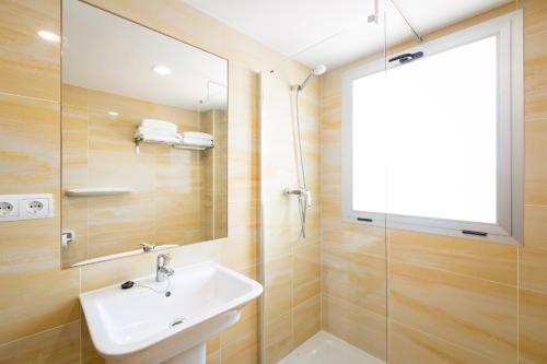 A bathroom at Apartamentos Zodiac