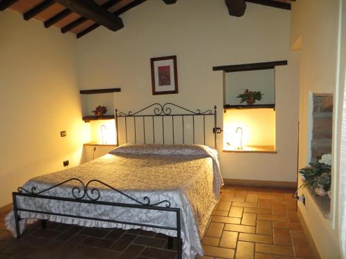 a bedroom with a bed in a room at Agriturismo Casale delle Lucrezie in Todi
