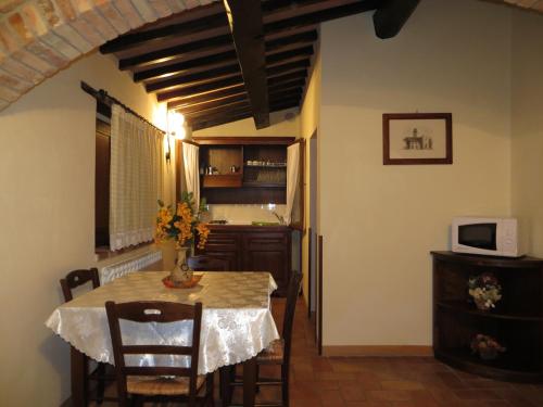 a dining room with a table and a microwave at Agriturismo Casale delle Lucrezie in Todi