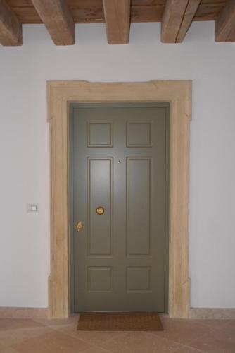 a green door in the middle of a building at Verona White Lodge in Verona