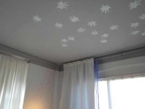 フェルトホーフェンにあるB&B De Kunstpraktijkの白いカーテンと天井の星が特徴の部屋