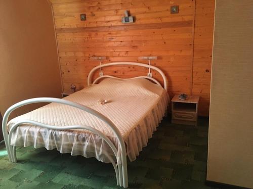 ヴィチャゼヴォにあるDaniil Guest Houseの木製の壁のドミトリールームのベッド1台分です。